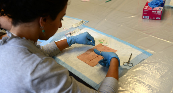 L'apprentissage des notions de base pour réaliser des points de suture.