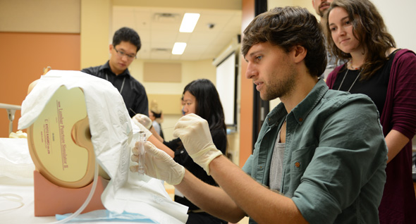 Les étudiants qui expérimentent la ponction lombaire