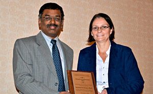 Kannan Krishnan avec la présidente de la Société de toxicologie du Canada, Louise Winn