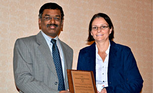 Kannan Krishnan avec la présidente de la Société de toxicologie du Canada, Louise Winn