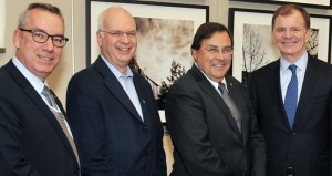 De gauche à droite : Yves Beauchamp, vice-recteur au nouveau campus et au développement de l’UdeM; Michel Bouvier, directeur général de l’IRIC; Dr Guy Breton, recteur de l’UdeM et Eric R. La Flèche, président et chef de la direction de Metro
