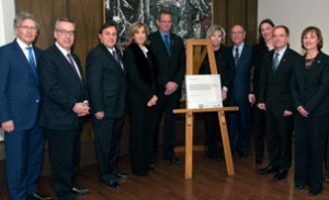 De gauche à droite : John Parisella, Directeur de la campagne Campus Montréal, Yves Beauchamp, vice-recteur au nouveau campus et au développement de l'UdeM, Dr Guy Breton, recteur de l'UdeM, Marie-Josée Coutu, présidente Fondation Marcelle et Jean Coutu, Dr Louis Paul Perrault, titulaire en voir voie d’être officiellement nommé, Lise Watier, Fondatrice et présidente de la Fondation Lise Watier, Serge Rocheleau conjoint de Mme Watier (et donateur comme madame Watier), Mélanie La Couture, directrice générale de la Fondation de l’Institut de Cardiologie de Montréal, Dr Denis Roy, directeur général de l’Institut de Cardiologie de Montréal, Dre Hélène Boisjoly, doyenne de la Faculté de médecine de l’Université de Montréal.