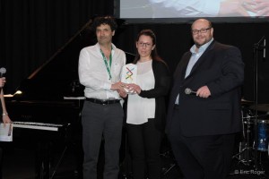 Mme Nesrine Ragguem et M. Luigi Flora, tous deux membres de l'équipe de la DCPP, recevant le Trophée Innovation