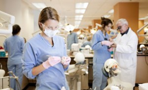 7_etudiante_labo_clinique